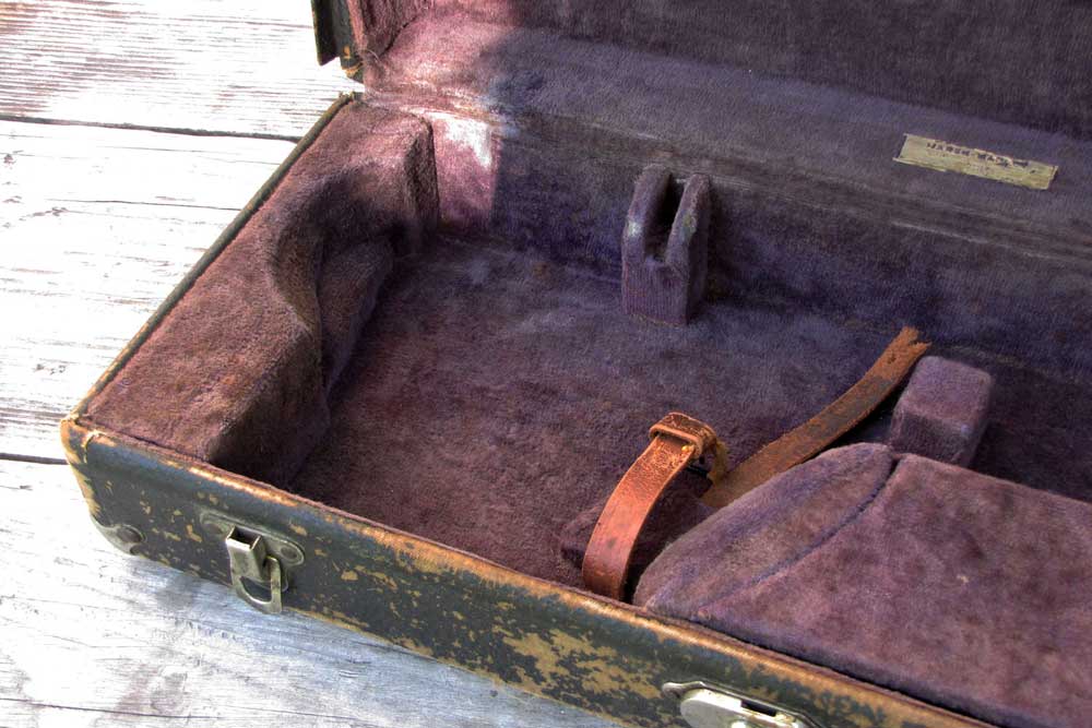  La sangle de maintien du saxophone est cass&eacute;e.<br>Le propri&eacute;taire souhaite une autre solution pour caler l`instrument.
