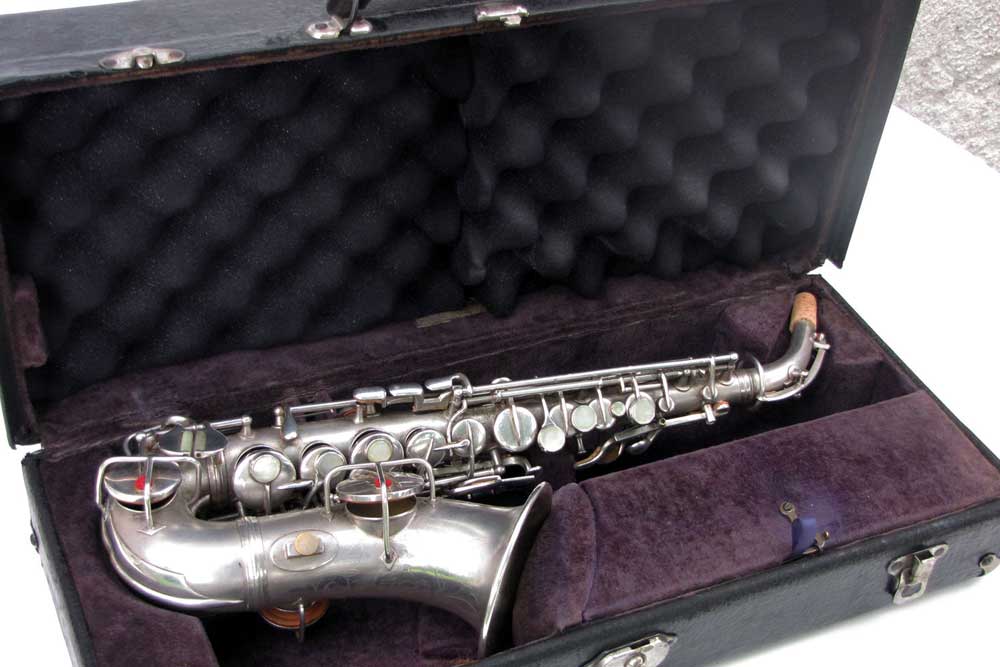J`ai ins&eacute;r&eacute; de la mousse dans le couvercle pour caler le saxo.