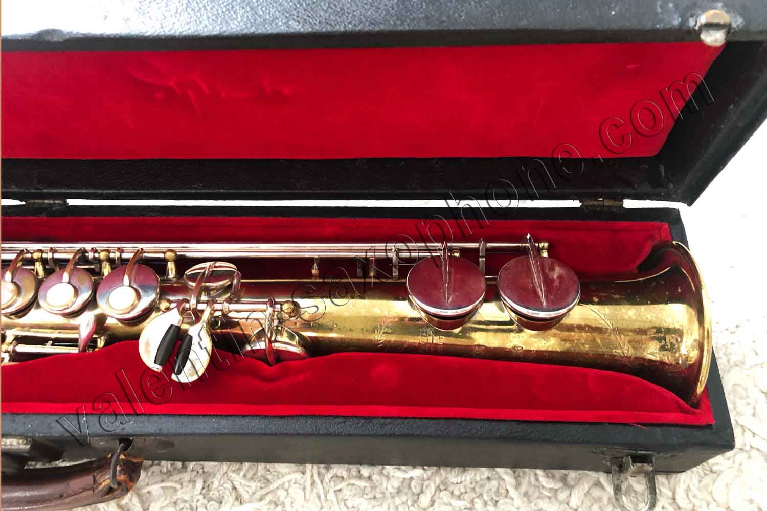 The_Soprano_Selmer_model_26_saxophone_is_placed_in_the_renovated_case.